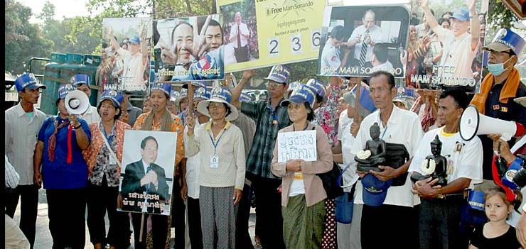 Scene near the Court of Appeals during Sonando trial. [photo: LICADHO]