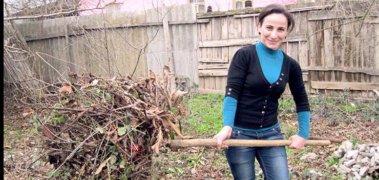 Volunteers from Beylagan YESDPU help the elderly people in their communities with day-to-day domestic activities