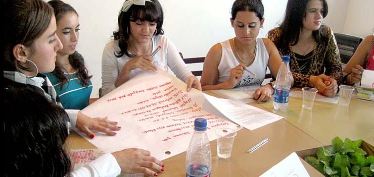 Students from Khajavan IDP Settlement in Beylagan are in the group session of CV Writing training conducted by Beylagan YESDPU